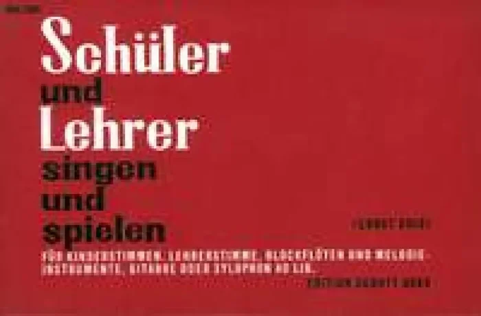 Schuler und Lehrer singen und spielen Kinderchor mit Begleitung