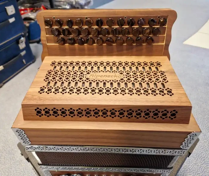 Student Nuss mit Holzverdeck